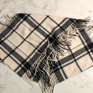 EUC Banana Republic Black & Cream Plaid Scarf